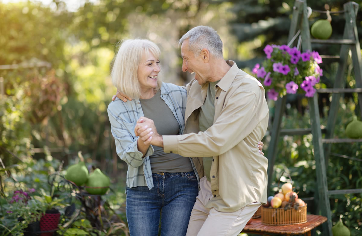 couple-enjoy-each-other happy couple